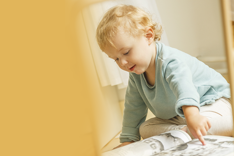 عدم اشاره به اشیا و تصاویر، از نشانه های تاخیر رشد کودک در 1 سالگی است.